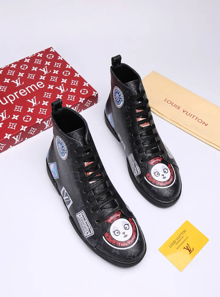 Factory price: 400💰 [LV] Animal series limited edition high-top sports shoes for men, L classic print, new autumn and winter style, original replica, 1:1 Counter quality, the fabric is Italian 🇮🇹 imported cowhide ➕🇮🇹 pure sheepskin lining ➕ original outsole, 🔍🔍 high quality, you can go in and out of the counter at will, welcome to compare, the outsole line will never be unglued, all sellers are welcome to sell in the picture above, can be shipped in one piece, code number: 38-44 (45 codes can be customized)
